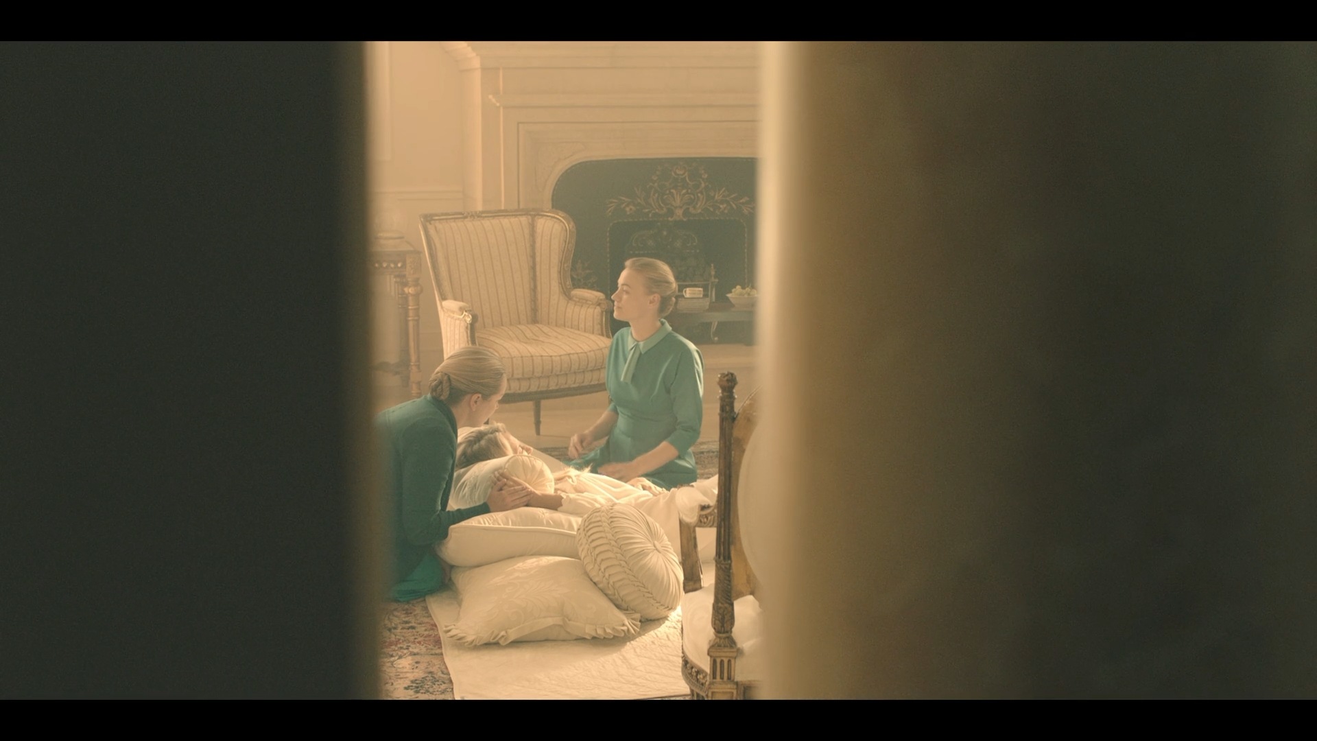 TheHandmaidsTale_1x02_BirthDay_0012.jpg