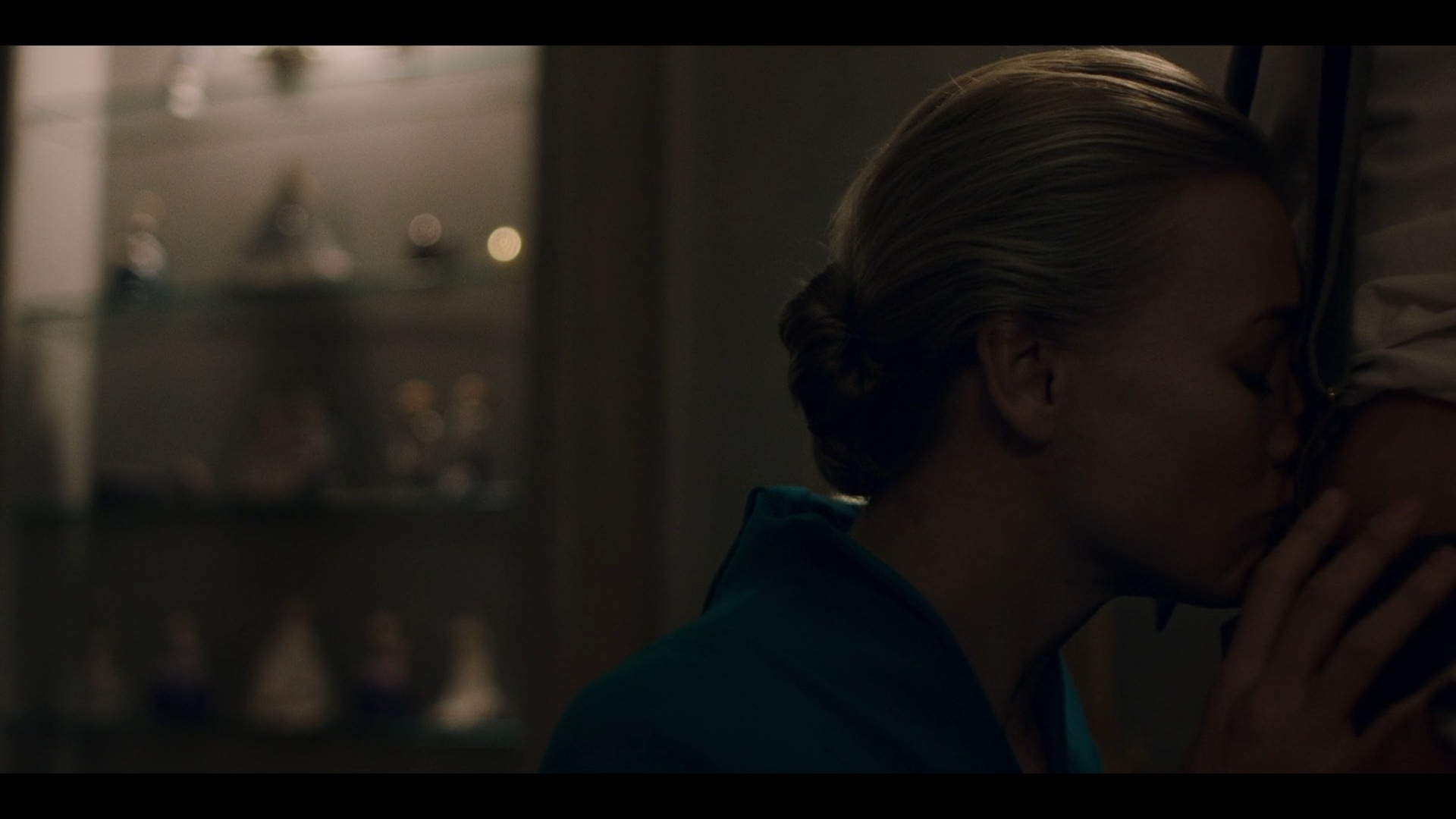 TheHandmaidsTale_1x04_NoliteTeBastardesCarborundorum_0153.jpg
