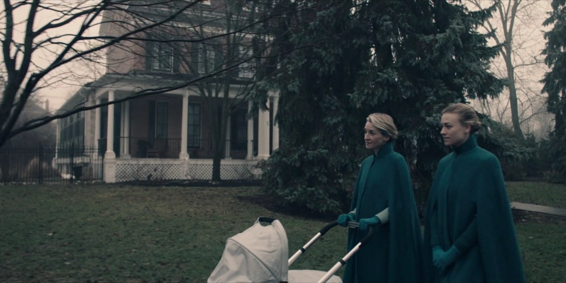 TheHandmaidsTale_1x09_TheBridge_0003.jpg