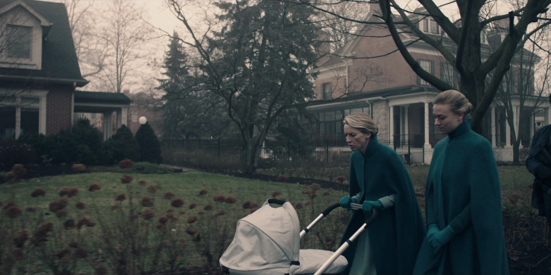 TheHandmaidsTale_1x09_TheBridge_0010.jpg