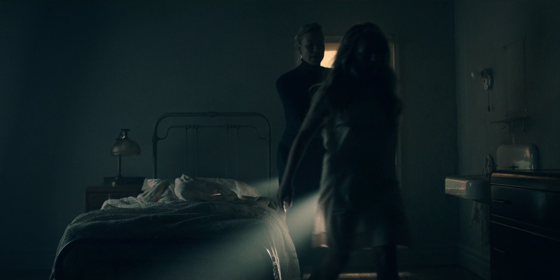 TheHandmaidsTale_1x09_TheBridge_0177.jpg