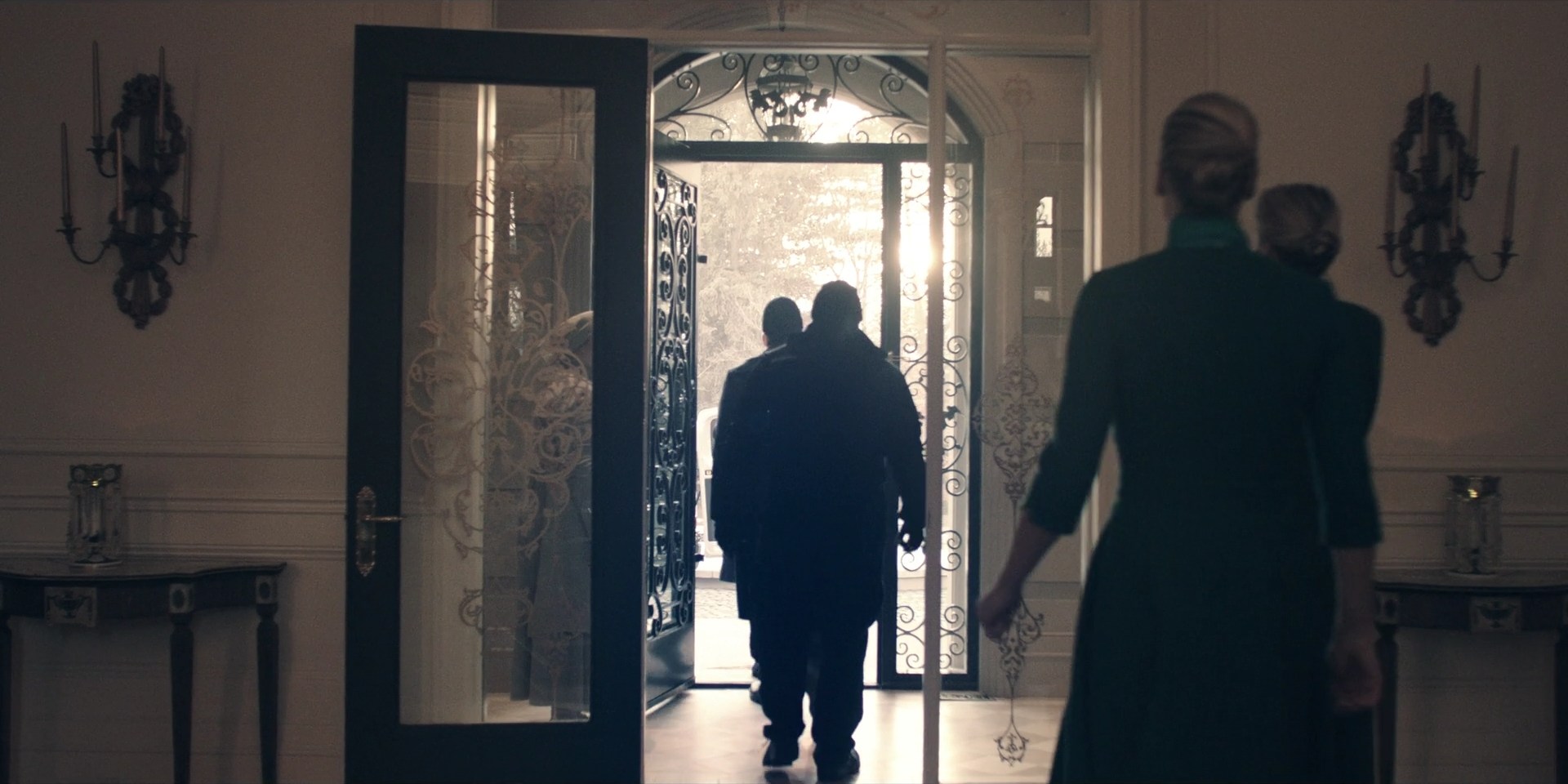 TheHandmaidsTale_1x09_TheBridge_0217.jpg