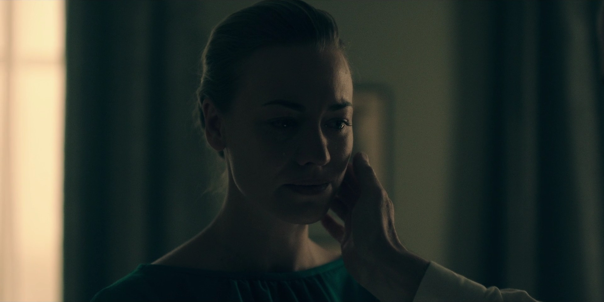 TheHandmaidsTale_1x10_Night_0403.jpg